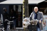 Amsterdam 1 mei 2021
Ferdinand Grapperhaus op zijn fiets in Amsterdam zuid. Hij helpt ook nog mensen waarvan het hondje overreden is door een fietser. Hij koopt verse bloemen
