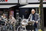 Amsterdam 1 mei 2021
Ferdinand Grapperhaus op zijn fiets in Amsterdam zuid. Hij helpt ook nog mensen waarvan het hondje overreden is door een fietser. Hij koopt verse bloemen