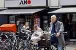 Amsterdam 1 mei 2021
Ferdinand Grapperhaus op zijn fiets in Amsterdam zuid. Hij helpt ook nog mensen waarvan het hondje overreden is door een fietser. Hij koopt verse bloemen