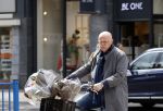 Amsterdam 1 mei 2021
Ferdinand Grapperhaus op zijn fiets in Amsterdam zuid. Hij helpt ook nog mensen waarvan het hondje overreden is door een fietser. Hij koopt verse bloemen