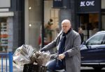 Amsterdam 1 mei 2021
Ferdinand Grapperhaus op zijn fiets in Amsterdam zuid. Hij helpt ook nog mensen waarvan het hondje overreden is door een fietser. Hij koopt verse bloemen