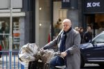 Amsterdam 1 mei 2021
Ferdinand Grapperhaus op zijn fiets in Amsterdam zuid. Hij helpt ook nog mensen waarvan het hondje overreden is door een fietser. Hij koopt verse bloemen