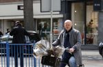 Amsterdam 1 mei 2021
Ferdinand Grapperhaus op zijn fiets in Amsterdam zuid. Hij helpt ook nog mensen waarvan het hondje overreden is door een fietser. Hij koopt verse bloemen