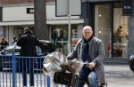 Amsterdam 1 mei 2021
Ferdinand Grapperhaus op zijn fiets in Amsterdam zuid. Hij helpt ook nog mensen waarvan het hondje overreden is door een fietser. Hij koopt verse bloemen