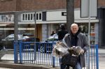 Amsterdam 1 mei 2021
Ferdinand Grapperhaus op zijn fiets in Amsterdam zuid. Hij helpt ook nog mensen waarvan het hondje overreden is door een fietser. Hij koopt verse bloemen
