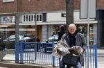 Amsterdam 1 mei 2021
Ferdinand Grapperhaus op zijn fiets in Amsterdam zuid. Hij helpt ook nog mensen waarvan het hondje overreden is door een fietser. Hij koopt verse bloemen
