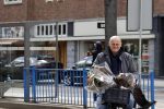 Amsterdam 1 mei 2021
Ferdinand Grapperhaus op zijn fiets in Amsterdam zuid. Hij helpt ook nog mensen waarvan het hondje overreden is door een fietser. Hij koopt verse bloemen