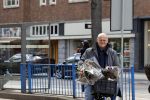 Amsterdam 1 mei 2021
Ferdinand Grapperhaus op zijn fiets in Amsterdam zuid. Hij helpt ook nog mensen waarvan het hondje overreden is door een fietser. Hij koopt verse bloemen