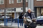 Amsterdam 1 mei 2021
Ferdinand Grapperhaus op zijn fiets in Amsterdam zuid. Hij helpt ook nog mensen waarvan het hondje overreden is door een fietser. Hij koopt verse bloemen