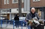 Amsterdam 1 mei 2021
Ferdinand Grapperhaus op zijn fiets in Amsterdam zuid. Hij helpt ook nog mensen waarvan het hondje overreden is door een fietser. Hij koopt verse bloemen