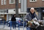 Amsterdam 1 mei 2021
Ferdinand Grapperhaus op zijn fiets in Amsterdam zuid. Hij helpt ook nog mensen waarvan het hondje overreden is door een fietser. Hij koopt verse bloemen