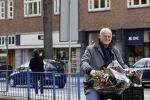 Amsterdam 1 mei 2021
Ferdinand Grapperhaus op zijn fiets in Amsterdam zuid. Hij helpt ook nog mensen waarvan het hondje overreden is door een fietser. Hij koopt verse bloemen