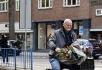 Amsterdam 1 mei 2021
Ferdinand Grapperhaus op zijn fiets in Amsterdam zuid. Hij helpt ook nog mensen waarvan het hondje overreden is door een fietser. Hij koopt verse bloemen