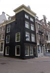 Amsterdam 21 april 2021
Frank sanders heeft zijn oude huis laten verbouwen tot meerdere appartementen . Ze staan nu te koop.
