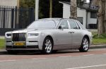 Amsterdam 10 april 2021
Gerard spong en partner laten hond uit alvorens weer in hun rolls royce te stappen