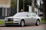 Amsterdam 10 april 2021
Gerard spong en partner laten hond uit alvorens weer in hun rolls royce te stappen