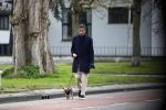 Amsterdam 10 april 2021
Gerard spong en partner laten hond uit alvorens weer in hun rolls royce te stappen
