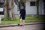 Amsterdam 10 april 2021
Gerard spong en partner laten hond uit alvorens weer in hun rolls royce te stappen