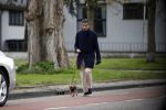 Amsterdam 10 april 2021
Gerard spong en partner laten hond uit alvorens weer in hun rolls royce te stappen