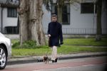 Amsterdam 10 april 2021
Gerard spong en partner laten hond uit alvorens weer in hun rolls royce te stappen