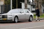 Amsterdam 10 april 2021
Gerard spong en partner laten hond uit alvorens weer in hun rolls royce te stappen