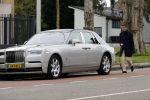 Amsterdam 10 april 2021
Gerard spong en partner laten hond uit alvorens weer in hun rolls royce te stappen