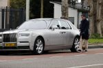 Amsterdam 10 april 2021
Gerard spong en partner laten hond uit alvorens weer in hun rolls royce te stappen