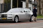 Amsterdam 10 april 2021
Gerard spong en partner laten hond uit alvorens weer in hun rolls royce te stappen