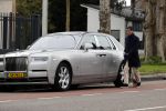 Amsterdam 10 april 2021
Gerard spong en partner laten hond uit alvorens weer in hun rolls royce te stappen