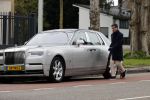 Amsterdam 10 april 2021
Gerard spong en partner laten hond uit alvorens weer in hun rolls royce te stappen