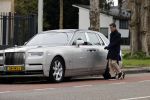 Amsterdam 10 april 2021
Gerard spong en partner laten hond uit alvorens weer in hun rolls royce te stappen