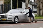 Amsterdam 10 april 2021
Gerard spong en partner laten hond uit alvorens weer in hun rolls royce te stappen