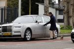 Amsterdam 10 april 2021
Gerard spong en partner laten hond uit alvorens weer in hun rolls royce te stappen