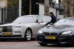Amsterdam 10 april 2021
Gerard spong en partner laten hond uit alvorens weer in hun rolls royce te stappen
