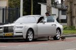 Amsterdam 10 april 2021
Gerard spong en partner laten hond uit alvorens weer in hun rolls royce te stappen