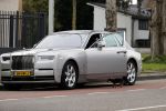 Amsterdam 10 april 2021
Gerard spong en partner laten hond uit alvorens weer in hun rolls royce te stappen