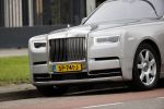 Amsterdam 10 april 2021
Gerard spong en partner laten hond uit alvorens weer in hun rolls royce te stappen