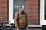 Amsterdam 1 mei 2021
Gijs Scholten v Asschat wandelend in Amsterdam zuid