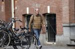 Amsterdam 1 mei 2021
Gijs Scholten v Asschat wandelend in Amsterdam zuid