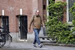 Amsterdam 1 mei 2021
Gijs Scholten v Asschat wandelend in Amsterdam zuid