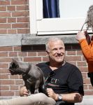 Amsterdam 12 mei 2021
Gordon met zijn hondje Toto op terras bij Blushing in Amsterdam .