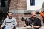 Amsterdam 12 mei 2021
Gordon met zijn hondje Toto op terras bij Blushing in Amsterdam .