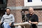 Amsterdam 12 mei 2021
Gordon met zijn hondje Toto op terras bij Blushing in Amsterdam .