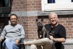 Amsterdam 12 mei 2021
Gordon met zijn hondje Toto op terras bij Blushing in Amsterdam .