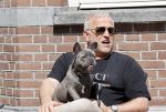 Amsterdam 12 mei 2021
Gordon met zijn hondje Toto op terras bij Blushing in Amsterdam .