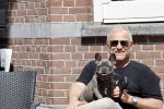 Amsterdam 12 mei 2021
Gordon met zijn hondje Toto op terras bij Blushing in Amsterdam .