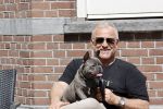 Amsterdam 12 mei 2021
Gordon met zijn hondje Toto op terras bij Blushing in Amsterdam .