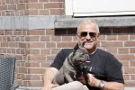 Amsterdam 12 mei 2021
Gordon met zijn hondje Toto op terras bij Blushing in Amsterdam .