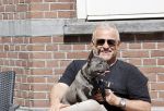 Amsterdam 12 mei 2021
Gordon met zijn hondje Toto op terras bij Blushing in Amsterdam .