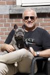 Amsterdam 12 mei 2021
Gordon met zijn hondje Toto op terras bij Blushing in Amsterdam .